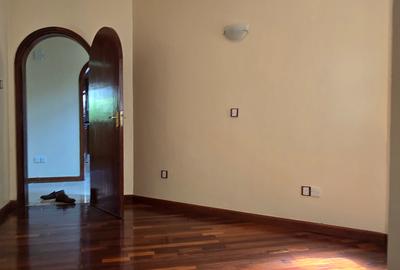 5 Bed Townhouse with En Suite at Lavington Road - 3