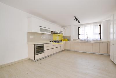 4 Bed Apartment with Swimming Pool in Riverside - 2
