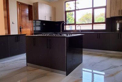 4 Bed House with En Suite in Rosslyn - 3