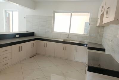 3 Bed Apartment with Gym in Kilimani - 4