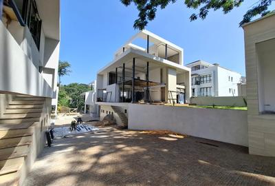 6 Bed Townhouse with En Suite in Lavington - 2