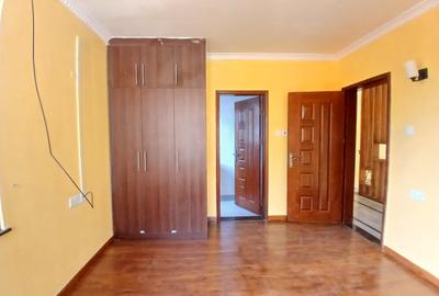 5 Bed Townhouse with En Suite at Lavington - 4