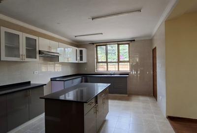 5 Bed Townhouse with En Suite in Lavington - 4