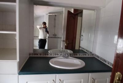 2 Bed Townhouse with En Suite at Mandera Road - 4