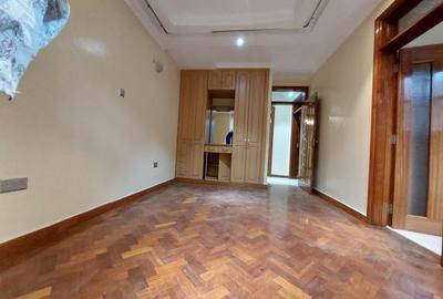 5 Bed House with En Suite at Lavington Green - 2