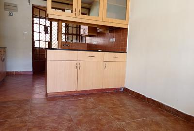 2 Bed Apartment with En Suite in Rhapta Road