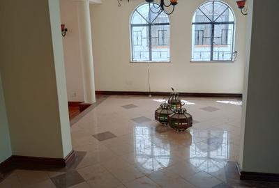 5 Bed Townhouse with En Suite in Riverside