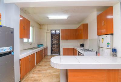 3 Bed Apartment with En Suite in Kizingo