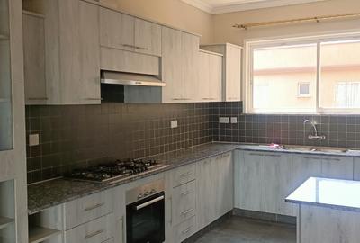 Serviced 3 Bed Apartment with En Suite in Riverside