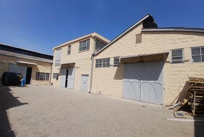 7,000 ft² Warehouse with Parking in Industrial Area