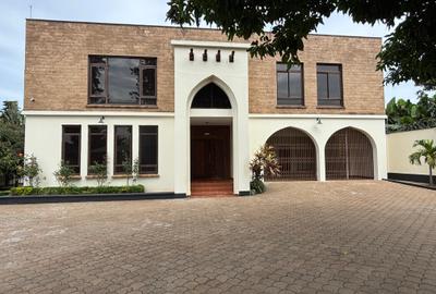 5 Bed House with En Suite in Runda