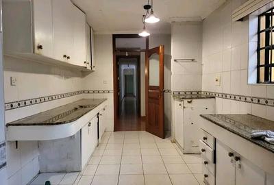 4 Bed House with En Suite at Loresho Crescent - 3