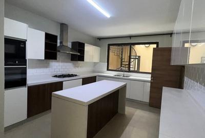 5 Bed Townhouse with En Suite in Lavington - 4
