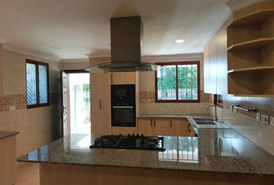 5 Bed Townhouse with En Suite in Spring Valley - 2