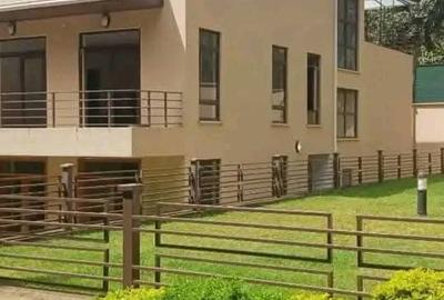 5 Bed Townhouse with En Suite in Lavington - 2