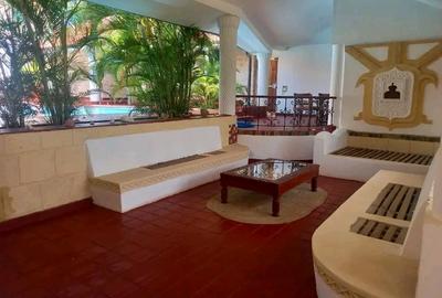 5 Bed Townhouse with En Suite at Bofa - 3