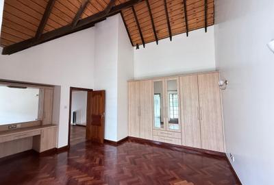 5 Bed Townhouse with En Suite at Lavington - 4