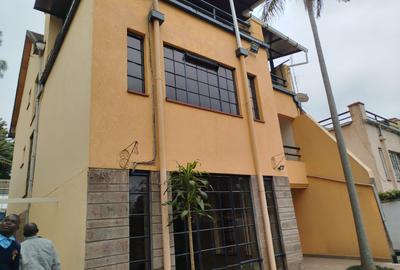 5 Bed House with En Suite in Lavington - 2