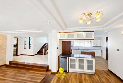 5 Bed House with En Suite in Lavington - 3