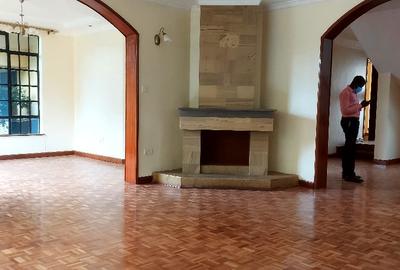 4 Bed Townhouse with En Suite at Lavington - 2