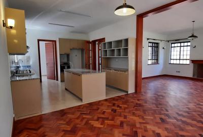 5 Bed Townhouse with En Suite at Lavington - 3