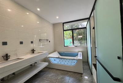 5 Bed Townhouse with En Suite in Lavington - 3