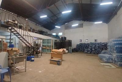 5,000 ft² Warehouse with Parking in Industrial Area