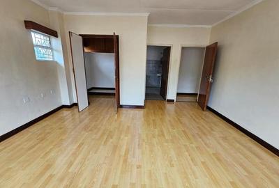 5 Bed Townhouse with En Suite at Lavington - 4
