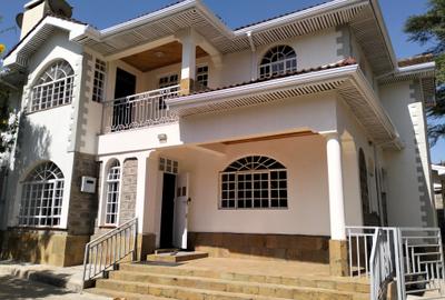 4 Bed Townhouse with En Suite in Lavington - 2