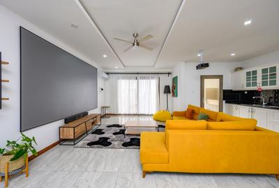 Serviced 2 Bed Apartment with En Suite at 1St Avenue