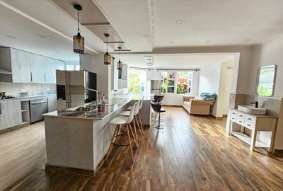 6 Bed House with En Suite in Runda - 3