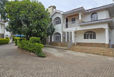 5 Bed Townhouse with En Suite at Lavington Off Convent Drive - 4