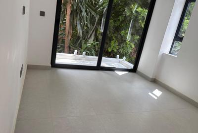 2 Bed Apartment with En Suite in Brookside - 4