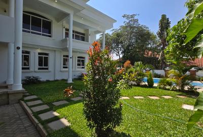 5 Bed House with En Suite in Runda