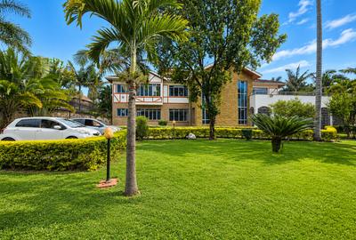 6 Bed House with En Suite in Runda - 2
