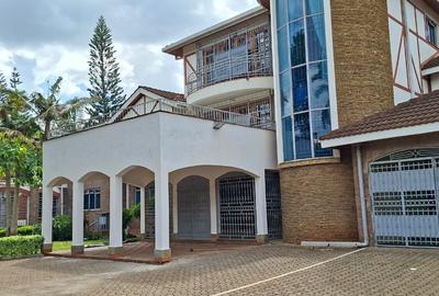 5 Bed House with En Suite in Runda