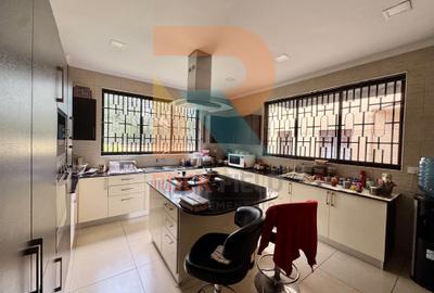 5 Bed Townhouse with En Suite in Spring Valley - 4