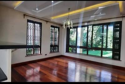 6 Bed Townhouse with En Suite in Lavington - 2