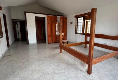5 Bed House with En Suite at Bombolulu - 3