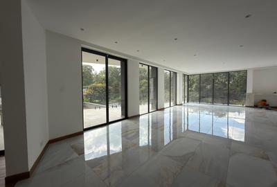 5 Bed Villa with En Suite in Nyari - 2