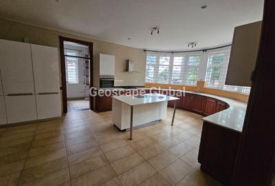 5 Bed House with En Suite in Rosslyn - 3
