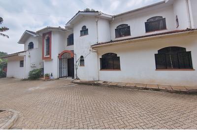 6 Bed House with En Suite in Nyari - 2