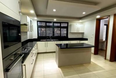 5 Bed Villa with En Suite in Spring Valley - 4