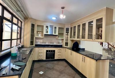 5 Bed Townhouse with En Suite in Lavington - 4