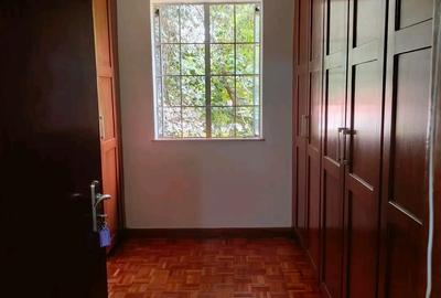 5 Bed House with En Suite in Rosslyn - 4