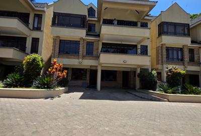5 Bed Townhouse with En Suite in Lavington - 2