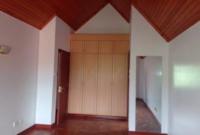 5 Bed Townhouse with En Suite in Lavington - 2