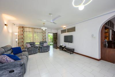 6 Bed House with En Suite at Greenwood Drive - 4