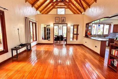 5 Bed House with En Suite in Ridgeways - 2