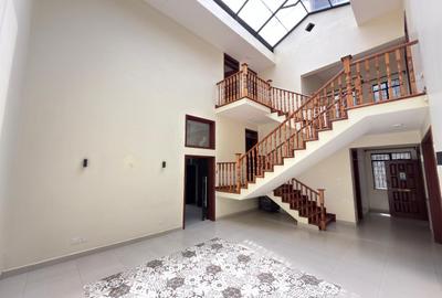 5 Bed Townhouse with En Suite in Brookside - 4